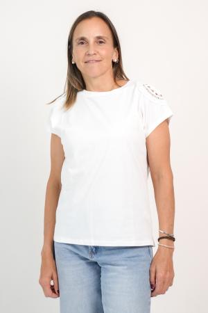 REMERA CON HOMBROS BORDADOS